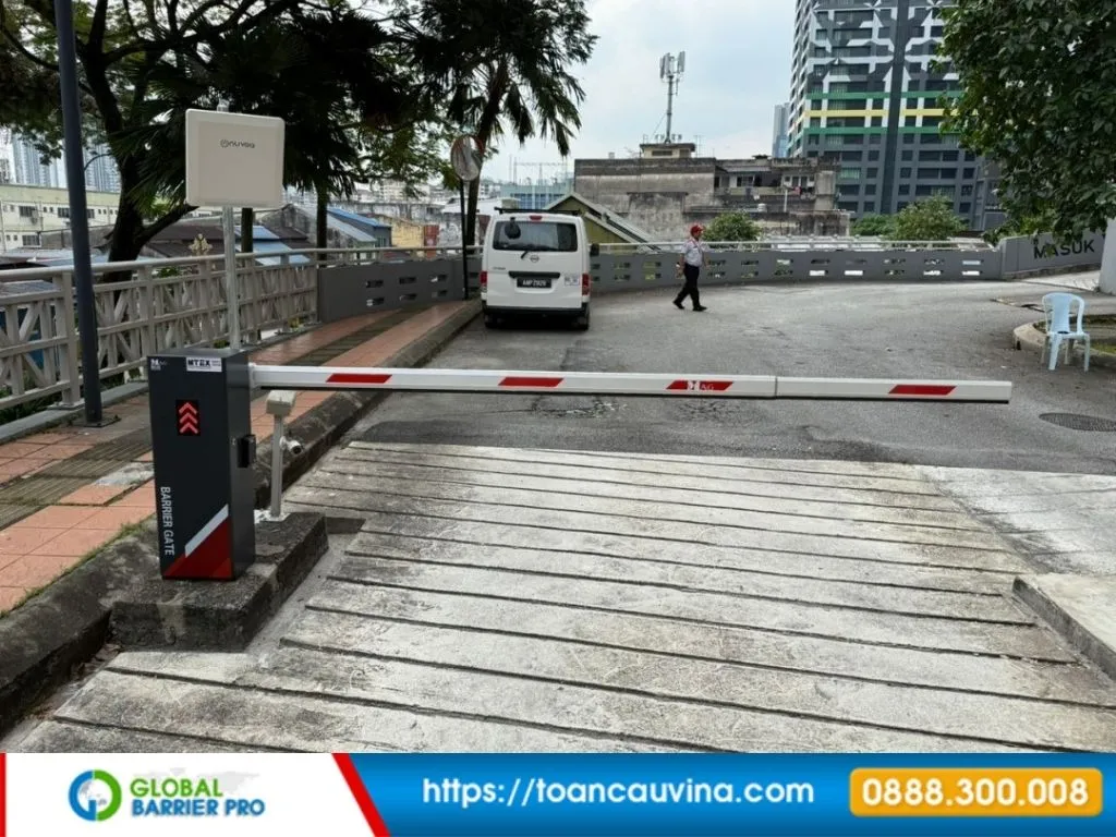 Báo giá barie cần gập cho tầng hầm 13 Barie kiểm soát lối lên dốc bãi đỗ xe minh họa cho bài viết barie cần gập cho tầng hầm