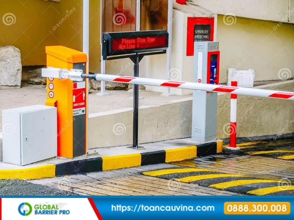 Báo giá barie khu công nghiệp 12 Ảnh minh họa barie tự động tại lối vào tòa nhà minh họa cho bài viết barie khu công nghiệp