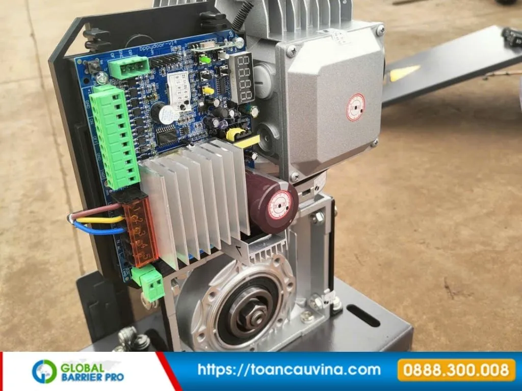 Motor cổng loại nào tốt nhất? Cách chọn theo đúng nhu cầu thực tế 26 Motor cổng loại nào tốt nhất? Cách chọn theo đúng nhu cầu thực tế - hình minh họa motor cổng lắp thực tế