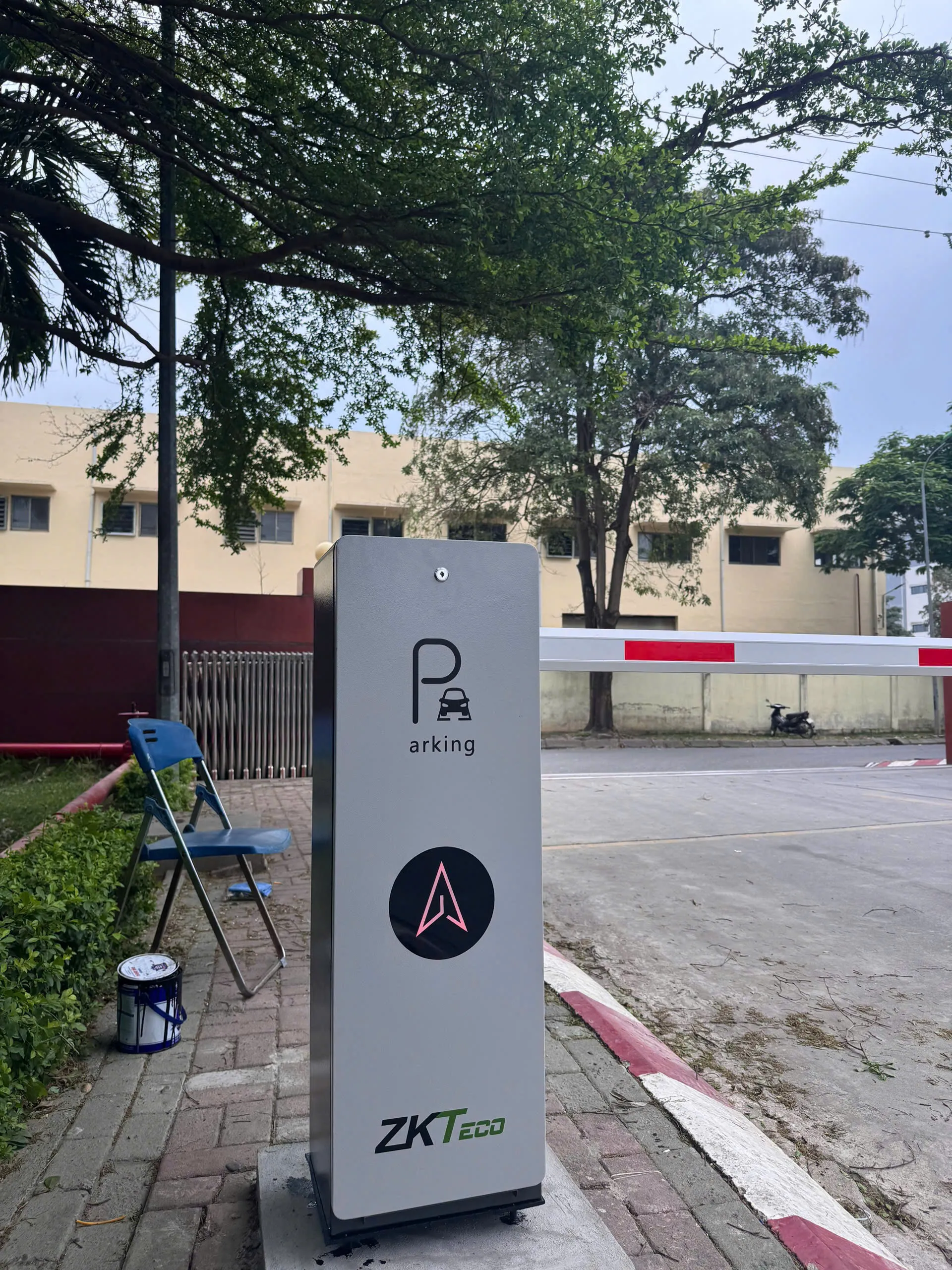 Cổng barrier tự động ZKTeco BG300 chính hãng, tốc độ 1.5s–6s 3 Cổng barrier tự động ZKTeco BG300, tốc độ 1.5s–6s thực tế minh họa