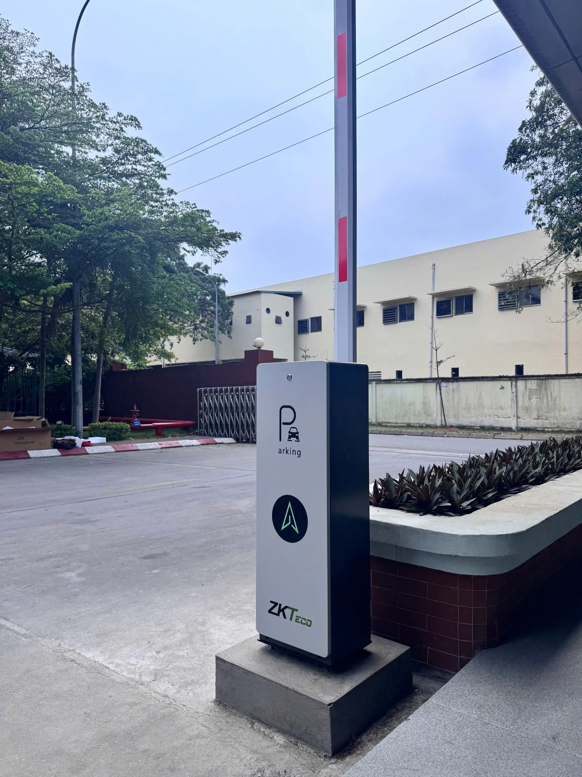 Barrier tự động ZKTeco BGM900 giá bao nhiêu? Thông số và ứng dụng 3 Barrier tự động ZKTeco BGM900 Thông số và ứng dụng thực tế minh họa