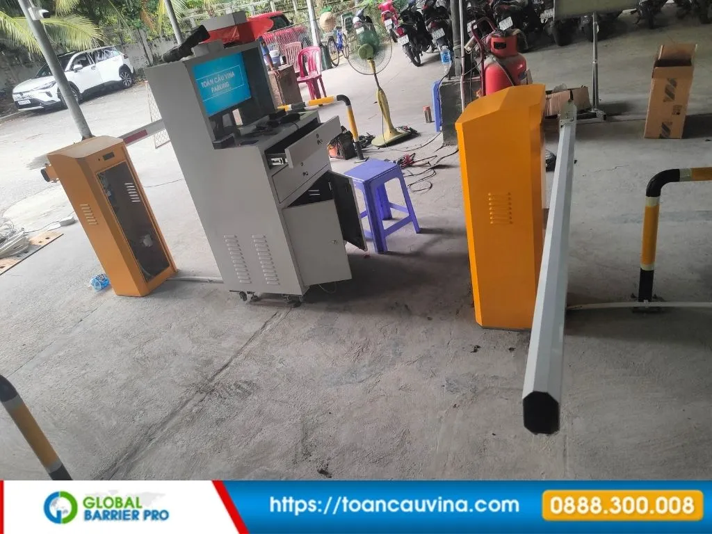 Hệ thống barie tự động dùng đầu đọc thẻ tầm xa UHF 7 Hệ thống barie tự động dùng đầu đọc thẻ tầm xa UHF - kỹ thuật viên cấu hình hệ thống kiểm soát xe tại cabin