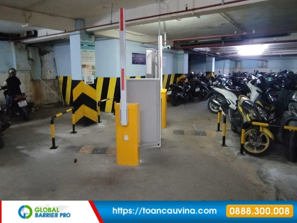 Giải pháp quản lý bãi xe thông minh bằng công nghệ hướng dẫn đỗ xe (PGS) 13 Giải pháp quản lý bãi xe thông minh bằng công nghệ hướng dẫn đỗ xe (PGS) - cổng vào có barrier và cabin bảo vệ cho khu dân cư