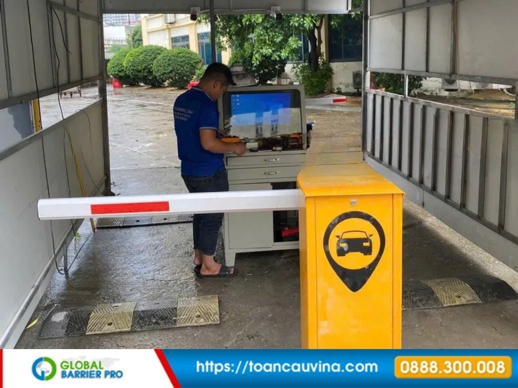 Hệ thống barie tự động dùng đầu đọc thẻ tầm xa UHF 8 Hệ thống barie tự động dùng đầu đọc thẻ tầm xa UHF - barrier lắp song song với cabin kiểm soát hai làn