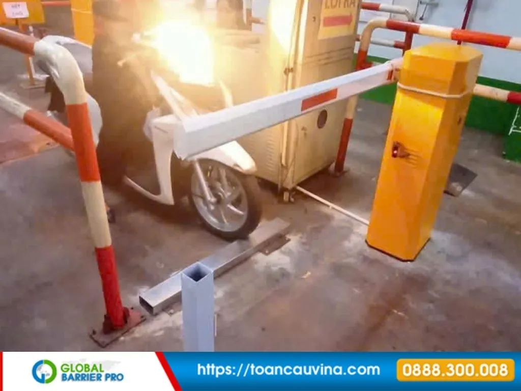 Phần mềm bãi xe nhận diện biển số bằng AI: Độ chính xác đạt bao nhiêu %? 9 Phần mềm bãi xe nhận diện biển số bằng AI: Độ chính xác đạt bao nhiêu %? - lối vào hầm xe với bảng chỉ dẫn số chỗ còn trống