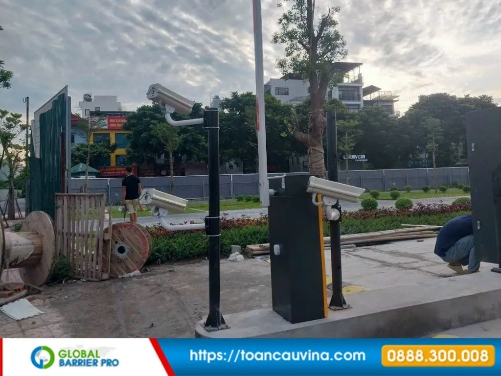 Hệ thống barie tự động dùng đầu đọc thẻ tầm xa UHF 9 Hệ thống barie tự động dùng đầu đọc thẻ tầm xa UHF - xe ô tô đi qua làn barrier tích hợp nhận diện