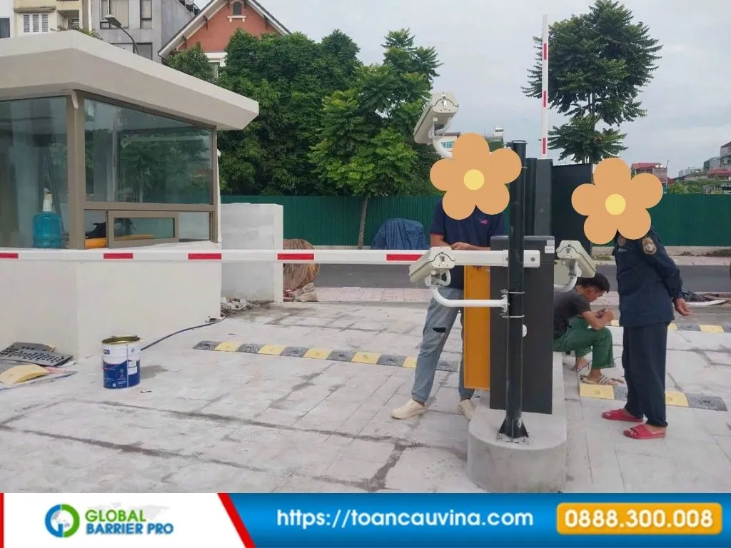 So sánh phần mềm bãi xe chạy offline (Local) và công nghệ đám mây (Cloud) 9 So sánh phần mềm bãi xe chạy offline (Local) và công nghệ đám mây (Cloud) - cabin và barrier đang trong quá trình lắp đặt