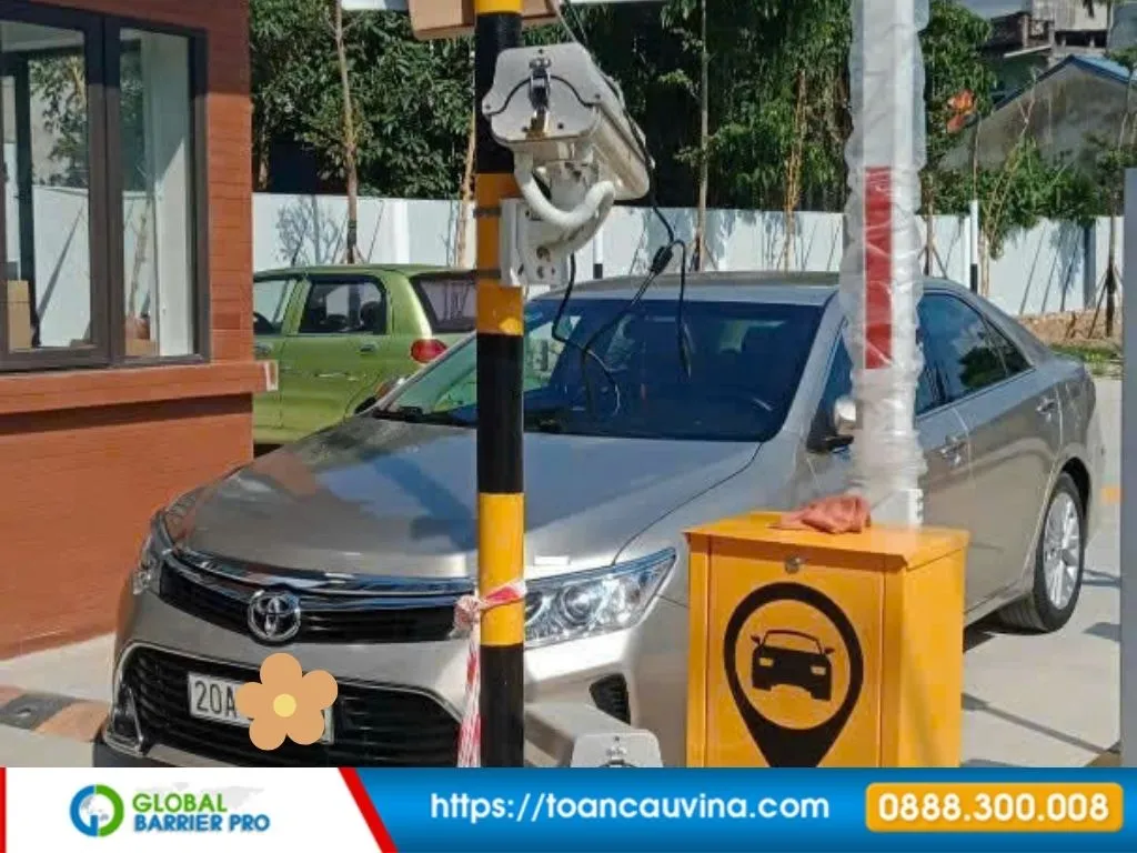 Phần mềm bãi xe nhận diện biển số bằng AI: Độ chính xác đạt bao nhiêu %? 10 Phần mềm bãi xe nhận diện biển số bằng AI: Độ chính xác đạt bao nhiêu %? - cận cảnh xe ô tô tại làn nhận diện biển số