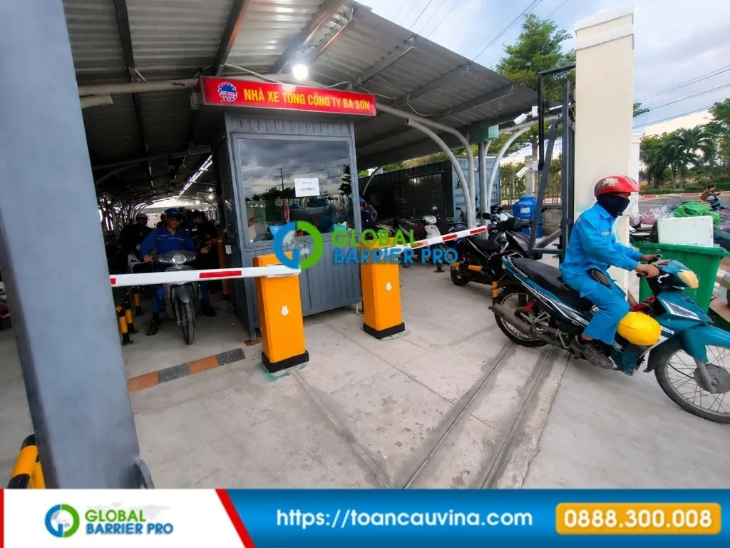 Bãi xe thông minh cho bệnh viện: giải pháp giảm ùn tắc và kiểm soát tốt hơn 7 Bãi xe thông minh cho bệnh viện: giải pháp giảm ùn tắc và kiểm soát tốt hơn - barrier và cabin kiểm soát tại bãi xe tầng hầm