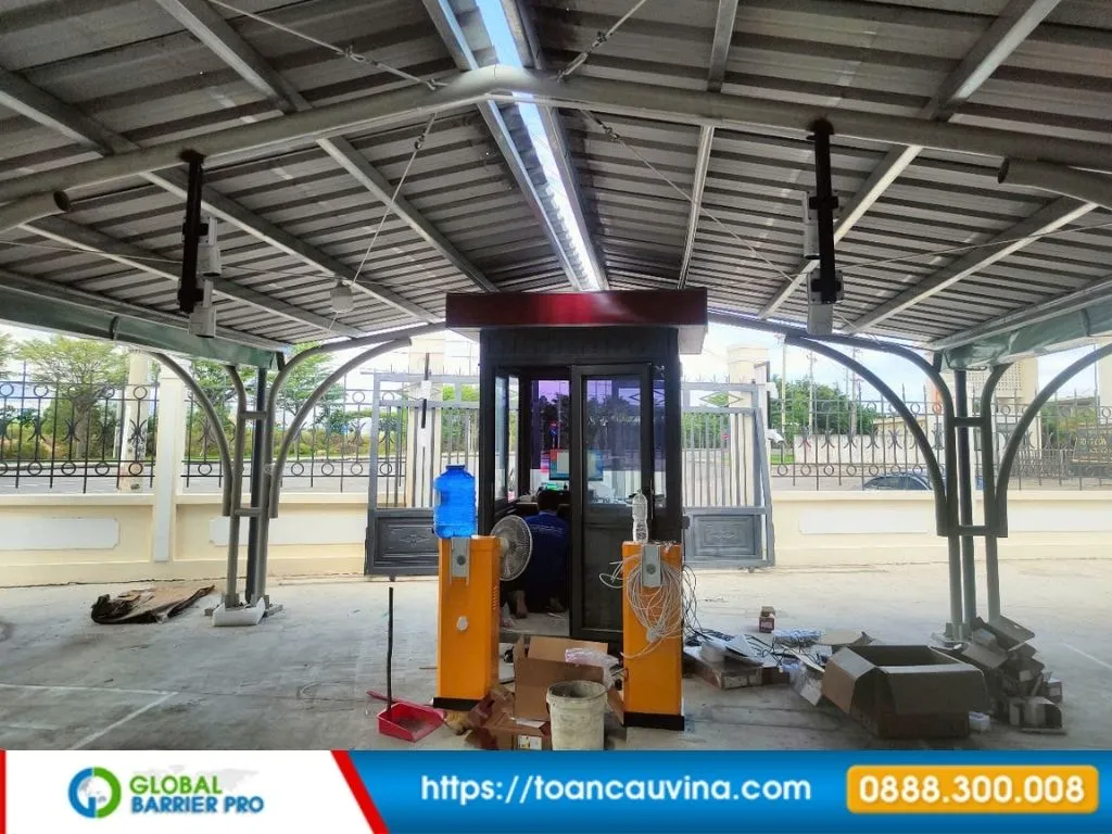 Dịch vụ cung cấp và in thẻ từ bãi xe 7 Dịch vụ cung cấp và in thẻ từ bãi xe - cabin kiểm soát và barrier dưới mái che
