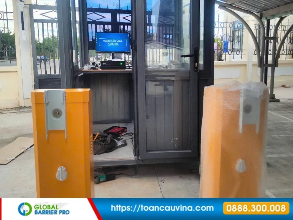 Phần mềm bãi xe nhận diện biển số bằng AI: Độ chính xác đạt bao nhiêu %? 12 Phần mềm bãi xe nhận diện biển số bằng AI: Độ chính xác đạt bao nhiêu %? - barrier và màn hình điều hành GoParking trong cabin