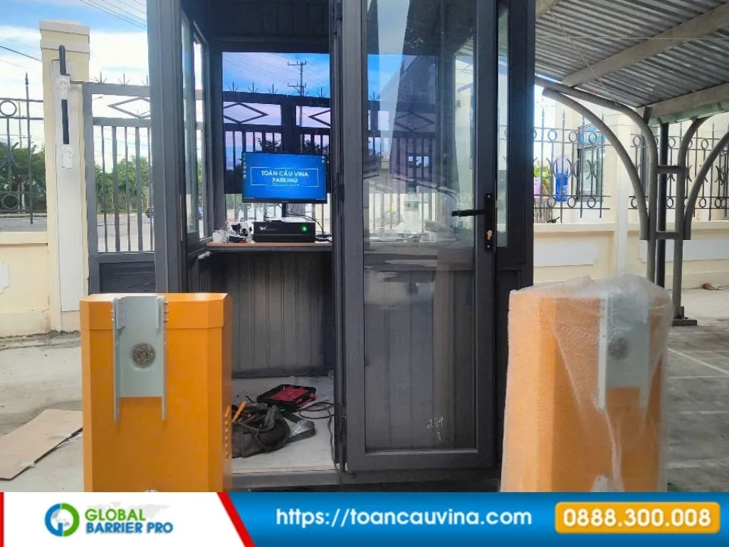 Tích hợp app thanh toán QR Code (MoMo, VNPAY) vào phần mềm bãi xe như thế nào? 10 Tích hợp app thanh toán QR Code (MoMo, VNPAY) vào phần mềm bãi xe như thế nào? - cabin kiểm soát bãi xe với barrier hai bên