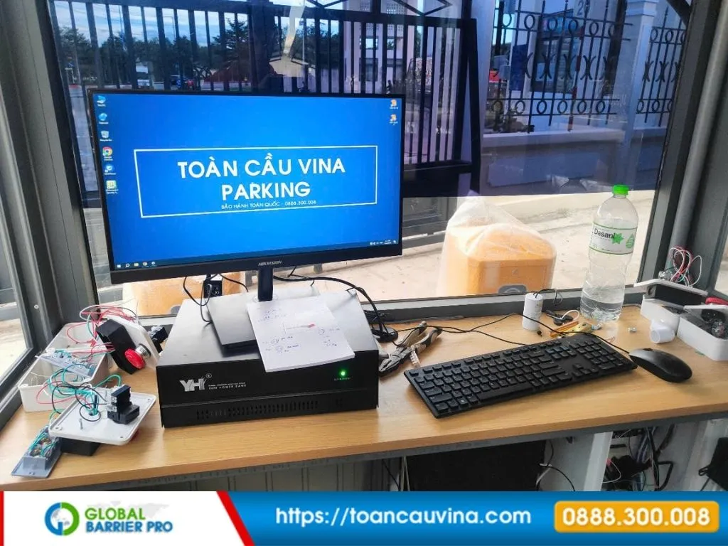 Phần mềm quản lý bãi xe: tính năng cần có, cách chọn và báo giá 11 Phần mềm quản lý bãi xe: tính năng cần có, cách chọn và báo giá - màn hình và bộ điều khiển phần mềm bãi xe
