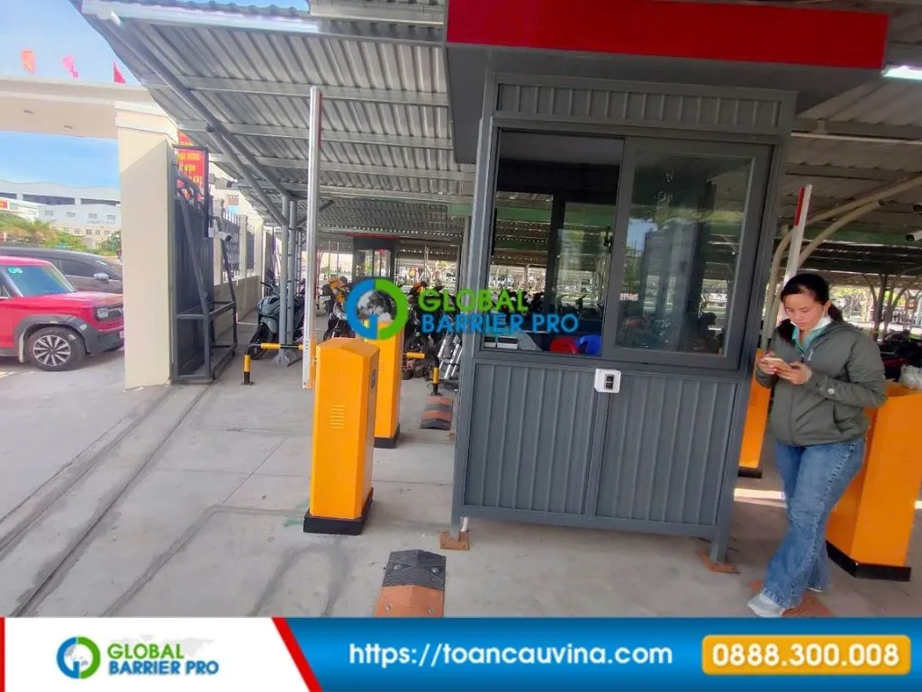 Các giải pháp quản lý bãi giữ xe tự động 9 Các giải pháp quản lý bãi giữ xe tự động - barrier và cabin trong khu đỗ xe có mái che