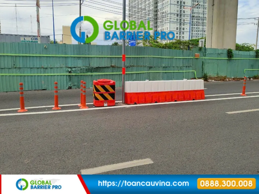 Dải phân cách giao thông bằng nhựa 1500 x 400 x 740mm 3 Hình thực tế dải phân cách giao thông bằng nhựa dùng cho phân làn mềm