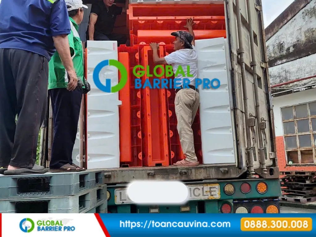 Dải phân cách giao thông bằng nhựa 1500 x 400 x 740mm 4 Dải phân cách giao thông bằng nhựa màu đỏ trắng dùng phân chia làn xe