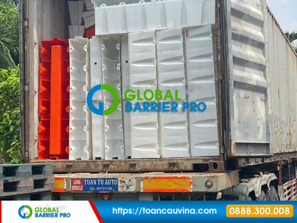 Dải phân cách giao thông bằng nhựa 1500 x 400 x 740mm 5 Mẫu dải phân cách giao thông bằng nhựa lắp đặt ngoài thực tế