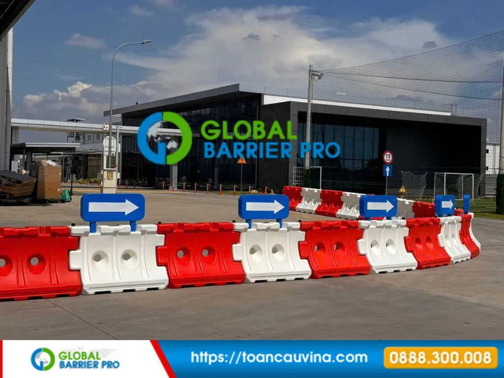 Dải phân cách giao thông bằng nhựa 800x450x600 2 Dải phân cách giao thông bằng nhựa 800x450x600 dùng cho phân làn gọn