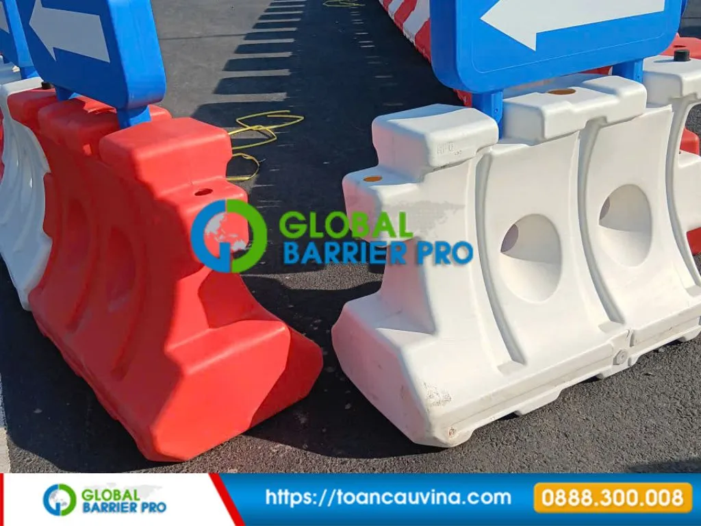 Dải phân cách giao thông bằng nhựa 800x450x600 3 Hình dải phân cách giao thông bằng nhựa 800x450x600 ngoài thực tế