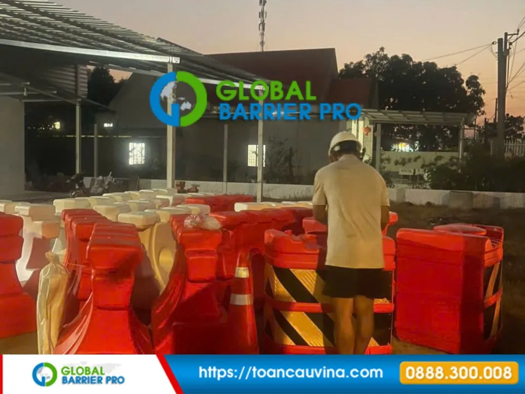 Thùng chống va giao thông giải phân cách 2 Hình thực tế thùng chống va giao thông giải phân cách ngoài trời