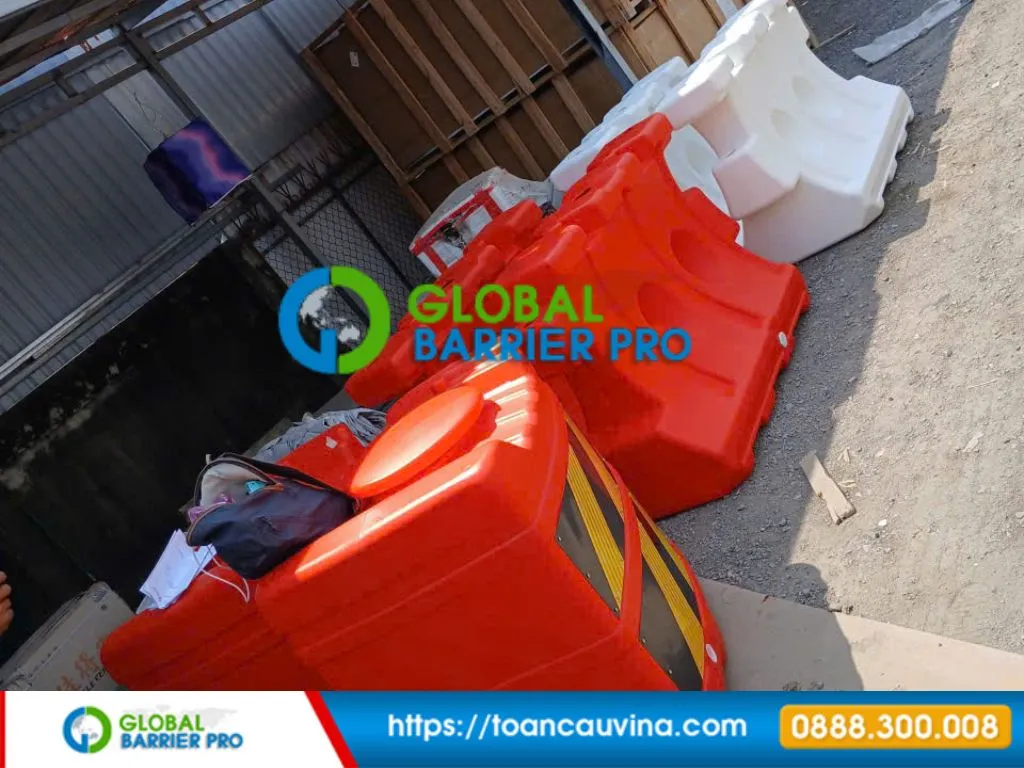 Thùng chống va giao thông giải phân cách 3 Mẫu thùng chống va giao thông giải phân cách màu đỏ vàng