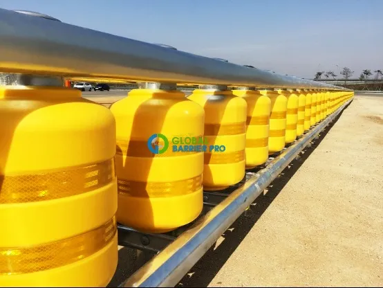 Hàng rào chắn bánh xoay gắn trên đường giao thông – Rào chắn phân làn an toàn Hàng rào chắn bánh xoay gắn trên đường giao thông – Rào chắn phân làn an toàn