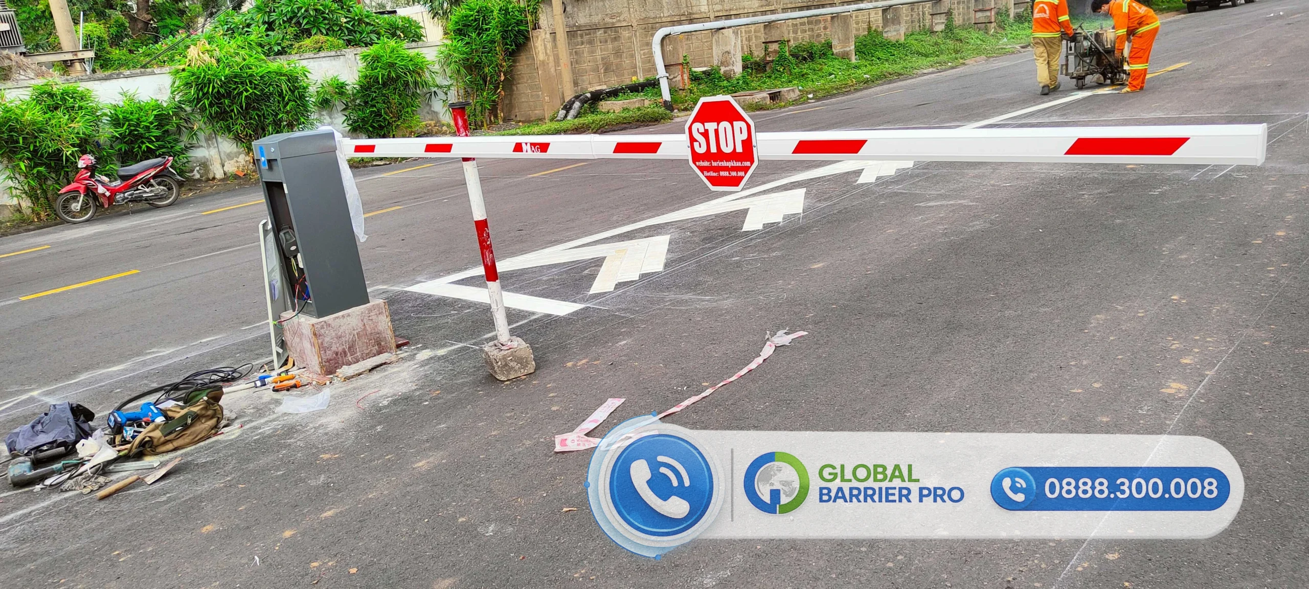 Báo Giá Cổng Rào Tự Động Chính Hãng 2026 | Giải Pháp An Ninh Toàn Diện Từ GLOBAL BARRIER PRO 6 Hệ thống rào chắn tự động trong quá trình lắp đặt và bảo trì tại khu vực đường phố với thương hiệu GLOBAL BARRIER PRO