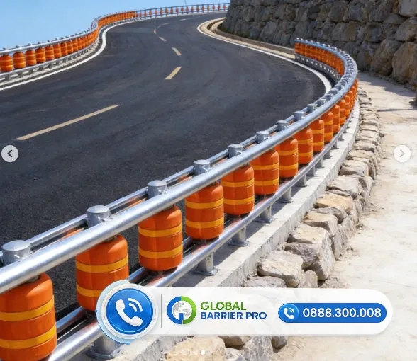 Biện Pháp Thi Công Hộ Lan Xoay Chi Tiết Và Đúng Tiêu Chuẩn Kỹ Thuật 7 Hệ thống hộ lan xoay màu vàng lắp đặt trên cung đường đèo uốn lượn giúp đảm bảo an toàn giao thông tối đa