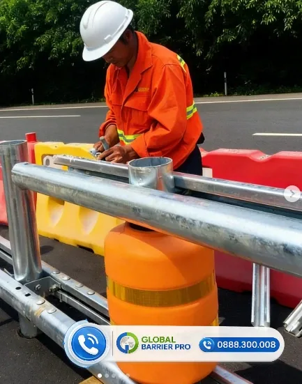 Biện Pháp Thi Công Hộ Lan Xoay Chi Tiết Và Đúng Tiêu Chuẩn Kỹ Thuật 9 Công nhân đang tiến hành lắp đặt thanh ngang cho hệ thống hộ lan xoay đảm bảo độ chính xác về kỹ thuật