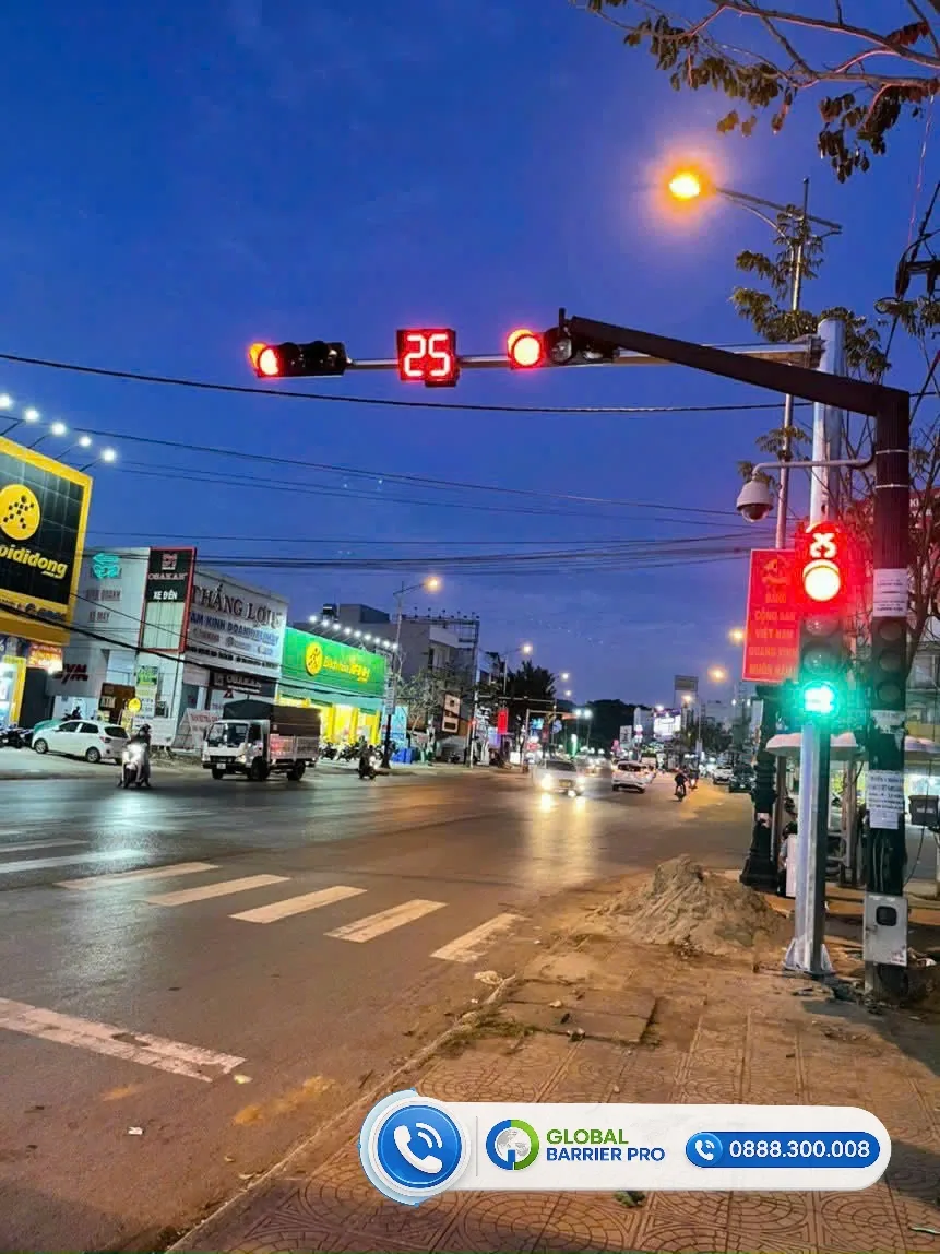 Đèn Tín Hiệu Giao Thông Đỏ - Vàng - Xanh 300mm: Giải Pháp An Toàn Cho Mọi Cung Đường 10 Hình ảnh đèn giao thông LED hoạt động nhịp nhàng giúp điều phối dòng xe lưu thông trật tự và an toàn