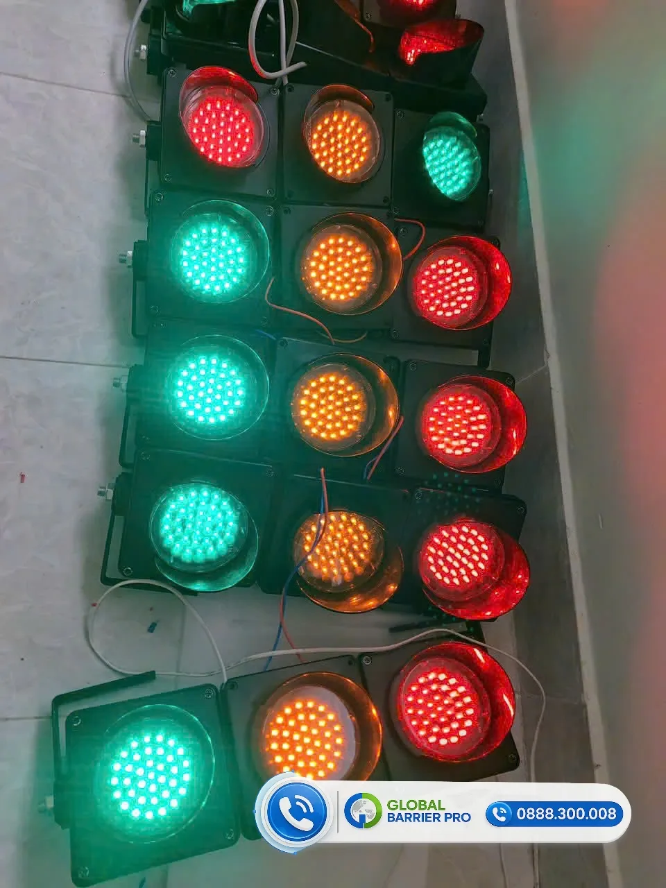 Đèn Tín Hiệu Giao Thông LED: Giải Pháp Điều Tiết Luồng Xe Hiện Đại Và An Toàn 4 Cận cảnh các module đèn LED giao thông màu xanh và vàng với cường độ sáng mạnh tối ưu tầm nhìn