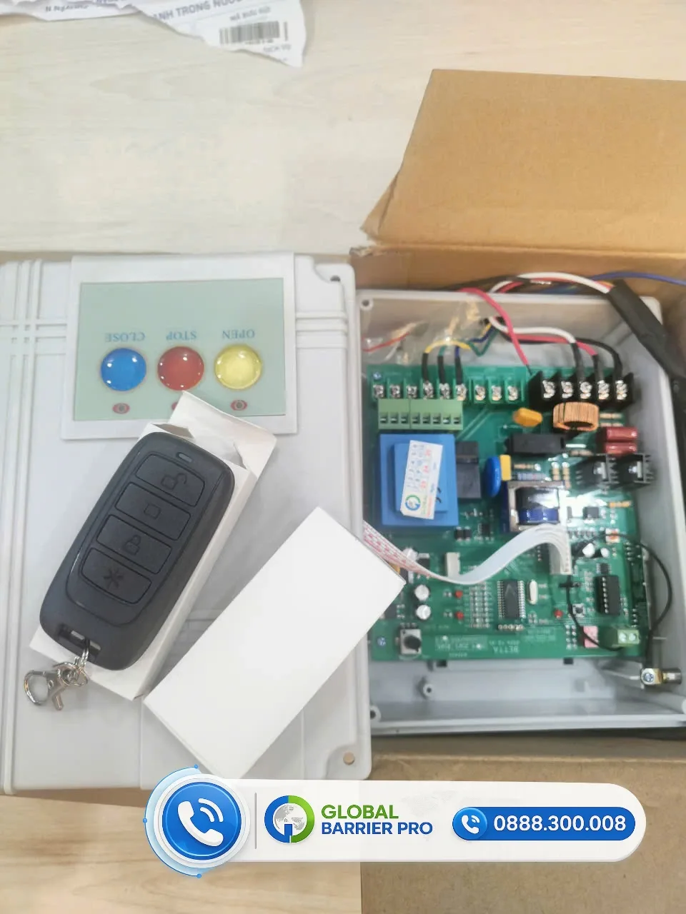 Hướng Dẫn Chi Tiết Cách Đấu Nối Mạch Điều Khiển Barie Tự Động Cho Người Mới 11 Bộ điều khiển barie bao gồm remote cầm tay và bảng nút nhấn vật lý tích hợp mạch điện