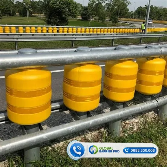 So Sánh Hộ Lan Xoay Và Hộ Lan Tôn Sóng: Đâu Là Lựa Chọn Tối Ưu? 16 Chi tiết cấu tạo các con lăn của hệ thống hộ lan xoay giúp hấp thụ xung lực tối đa khi xảy ra va chạm
