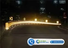 So Sánh Hộ Lan Xoay Và Hộ Lan Tôn Sóng: Đâu Là Lựa Chọn Tối Ưu? 22 Toàn cảnh dải phân cách sử dụng hộ lan xoay màu vàng chạy dọc theo tuyến đường cong