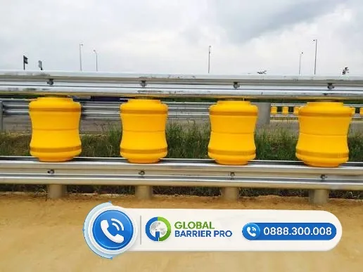 Thông Số Kỹ Thuật Hộ Lan Xoay Và Tiêu Chuẩn Kiểm Định MASH / EN1317 7 Hệ thống hộ lan xoay hiện đại lắp đặt trên đường cao tốc giúp giảm thiểu rủi ro tai nạn giao thông