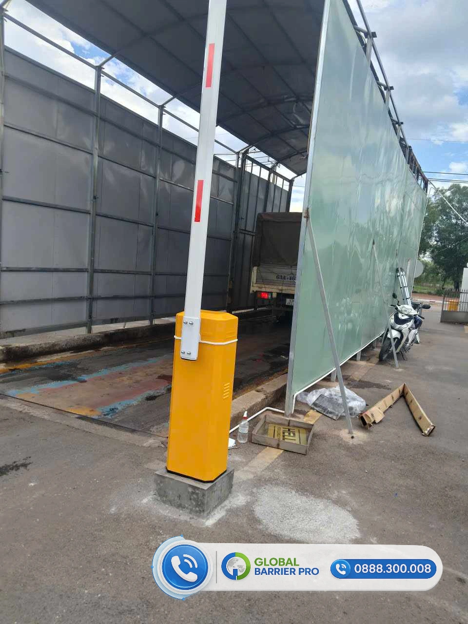 Hệ Thống Barie Tự Động Kết Hợp Hệ Thống Phun Khử Trùng Cho Nhà Máy Chăn Nuôi - Giải Pháp Chống Nhiễm Bệnh Hiệu Quả 18 Hệ thống barie tự động kết hợp phun khử trùng đang hoạt động tại khu công nghiệp