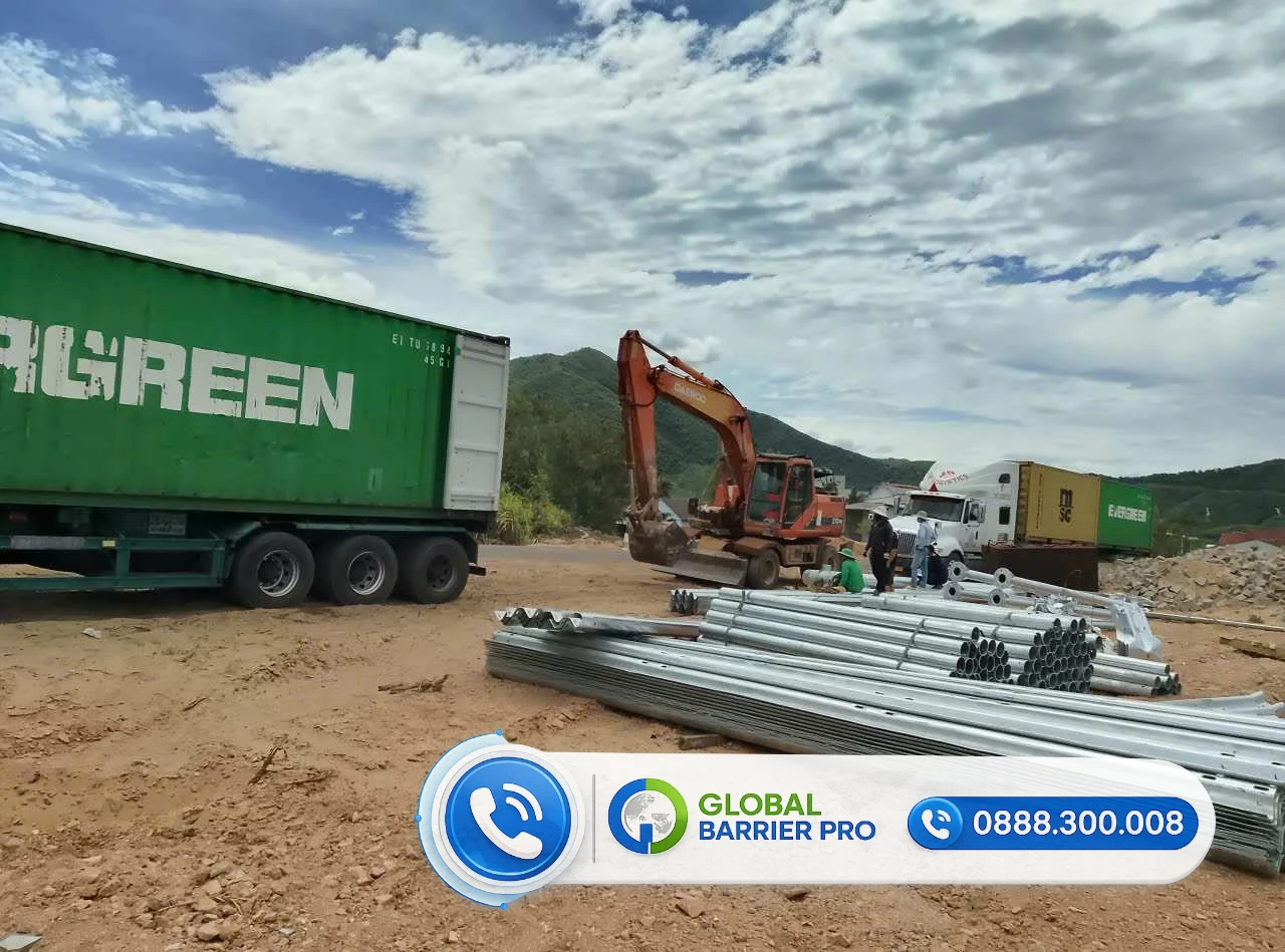 Cung cấp, lắp đặt Hộ lan bánh xoay chống lật xe - hình thực tế 5 Cung cấp, lắp đặt Hộ lan bánh xoay chống lật xe - dầm và ống thép chuẩn bị lắp