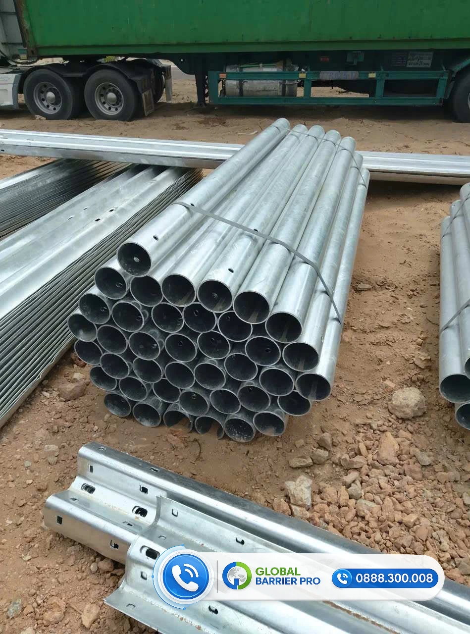 Dãy hộ lan bánh xoay chống lật xe đầu tiên ở Gia Lai - hình thực tế 4 Dãy hộ lan bánh xoay chống lật xe đầu tiên ở Gia Lai - bó ống thép gần container