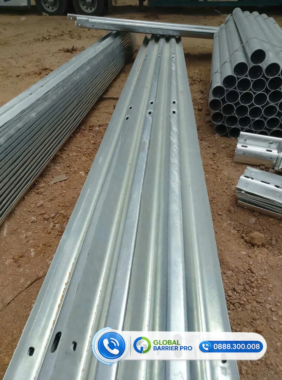 Cung cấp, lắp đặt Hộ lan bánh xoay chống lật xe - hình thực tế 6 Cung cấp, lắp đặt Hộ lan bánh xoay chống lật xe - hạng mục lan can ngoài hiện trường