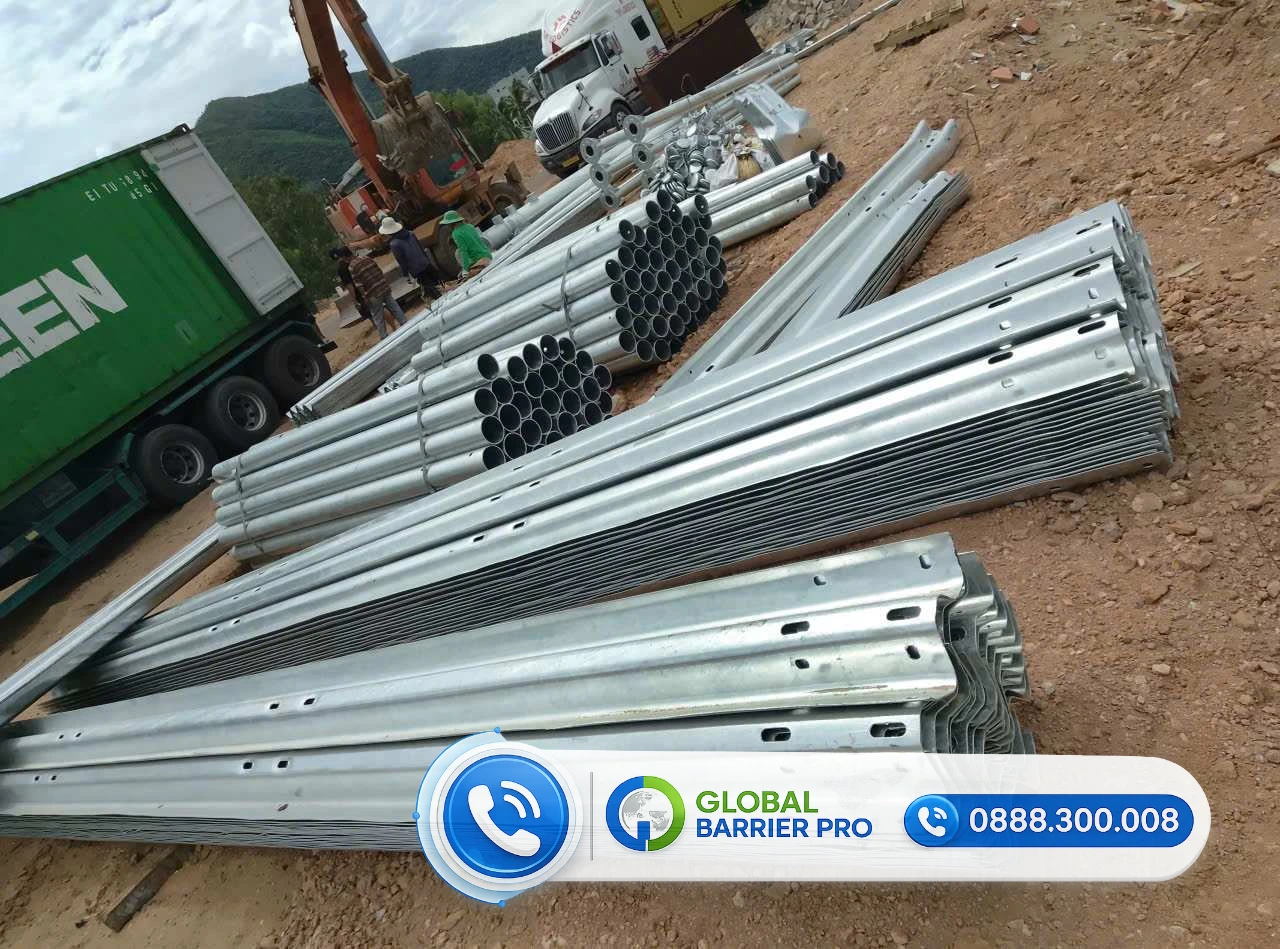 Dãy hộ lan bánh xoay chống lật xe đầu tiên ở Gia Lai - hình thực tế 5 Dãy hộ lan bánh xoay chống lật xe đầu tiên ở Gia Lai - ống thép xếp hàng thực tế