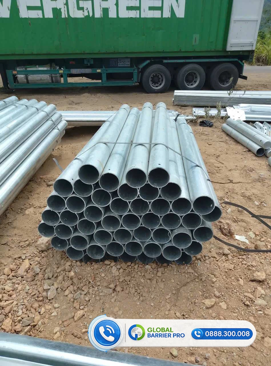Lan can phòng hộ con quay: Thông số kỹ thuật và cách thức hoạt động - hình thực tế 10 Lan can phòng hộ con quay: Thông số kỹ thuật và cách thức hoạt động - dầm U và ống thép tại bãi vật tư