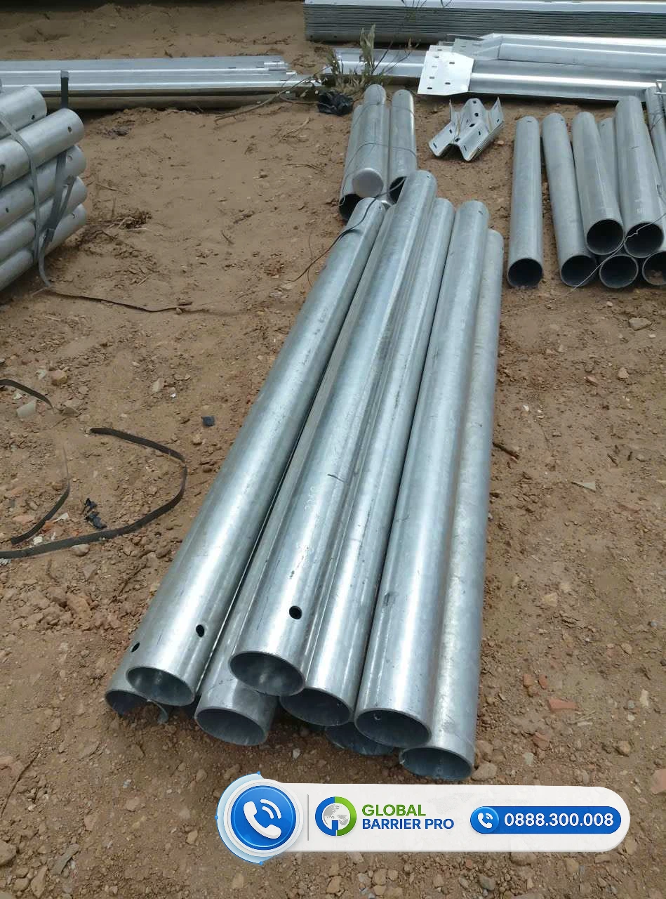 Dãy hộ lan bánh xoay chống lật xe đầu tiên ở Quảng Ngãi - hình thực tế 2 Dãy hộ lan bánh xoay chống lật xe đầu tiên ở Quảng Ngãi - rãnh công trình và hàng cấu kiện