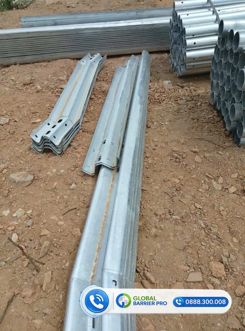 Dãy hộ lan bánh xoay chống lật xe đầu tiên ở Quảng Ngãi - hình thực tế 3 Dãy hộ lan bánh xoay chống lật xe đầu tiên ở Quảng Ngãi - phụ kiện kim loại tập kết