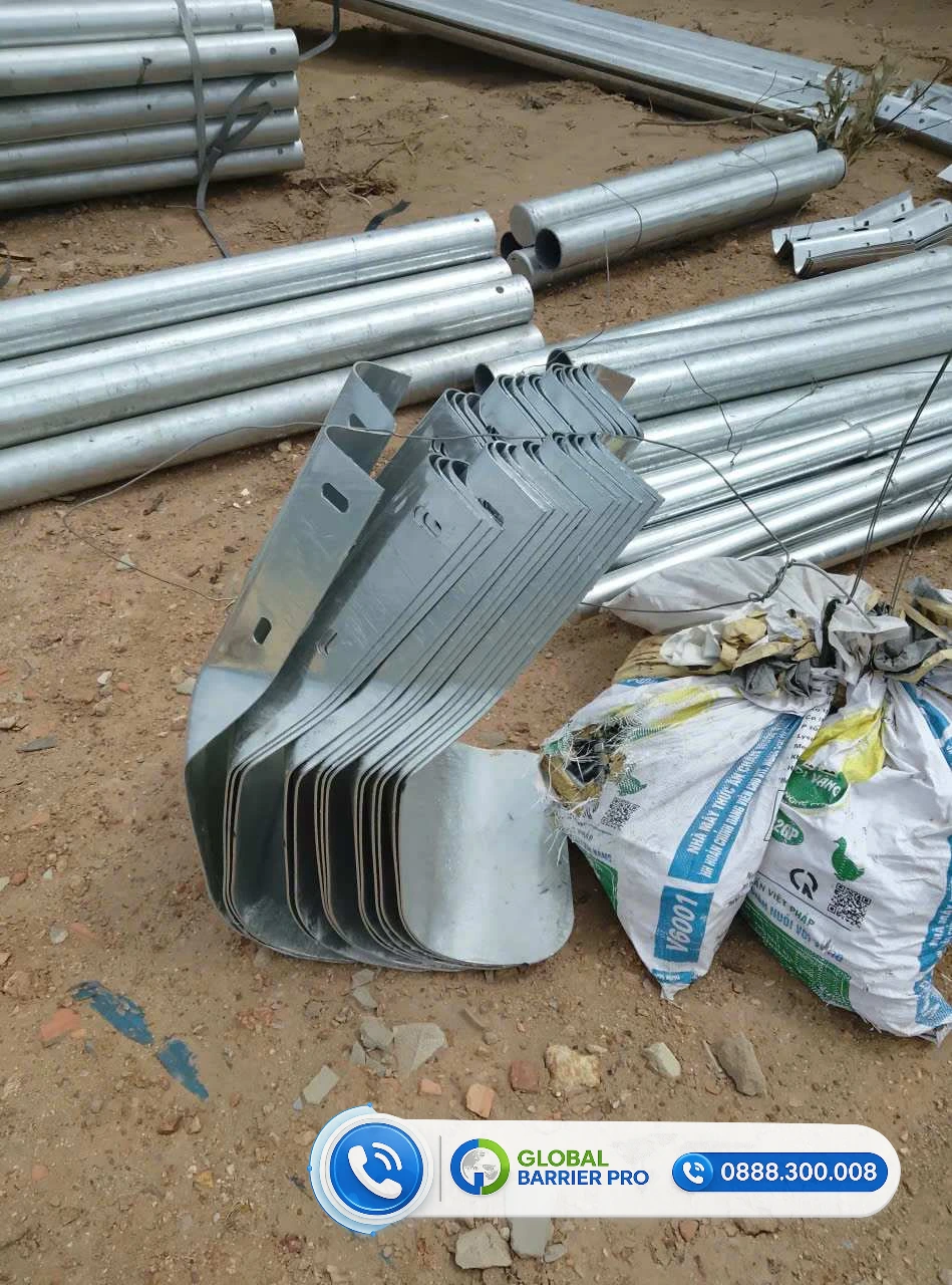 Dãy hộ lan bánh xoay chống lật xe đầu tiên ở Quảng Ngãi - hình thực tế 4 Dãy hộ lan bánh xoay chống lật xe đầu tiên ở Quảng Ngãi - ống thép cắt ngắn và phụ kiện rời