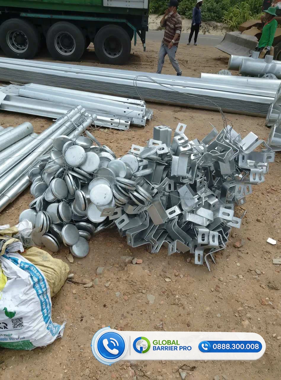 Dãy hộ lan bánh xoay chống lật xe đầu tiên ở Quảng Ngãi - hình thực tế 5 Dãy hộ lan bánh xoay chống lật xe đầu tiên ở Quảng Ngãi - bracket kim loại chờ lắp