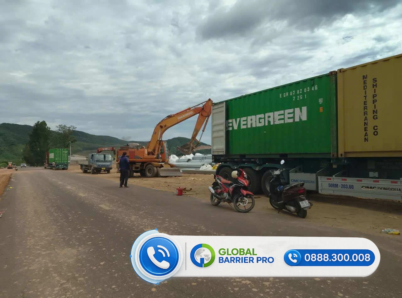 Hộ lan bánh xoay nhập khẩu - hình thực tế 2 Hộ lan bánh xoay nhập khẩu - xe xúc và khu bốc dỡ thực tế