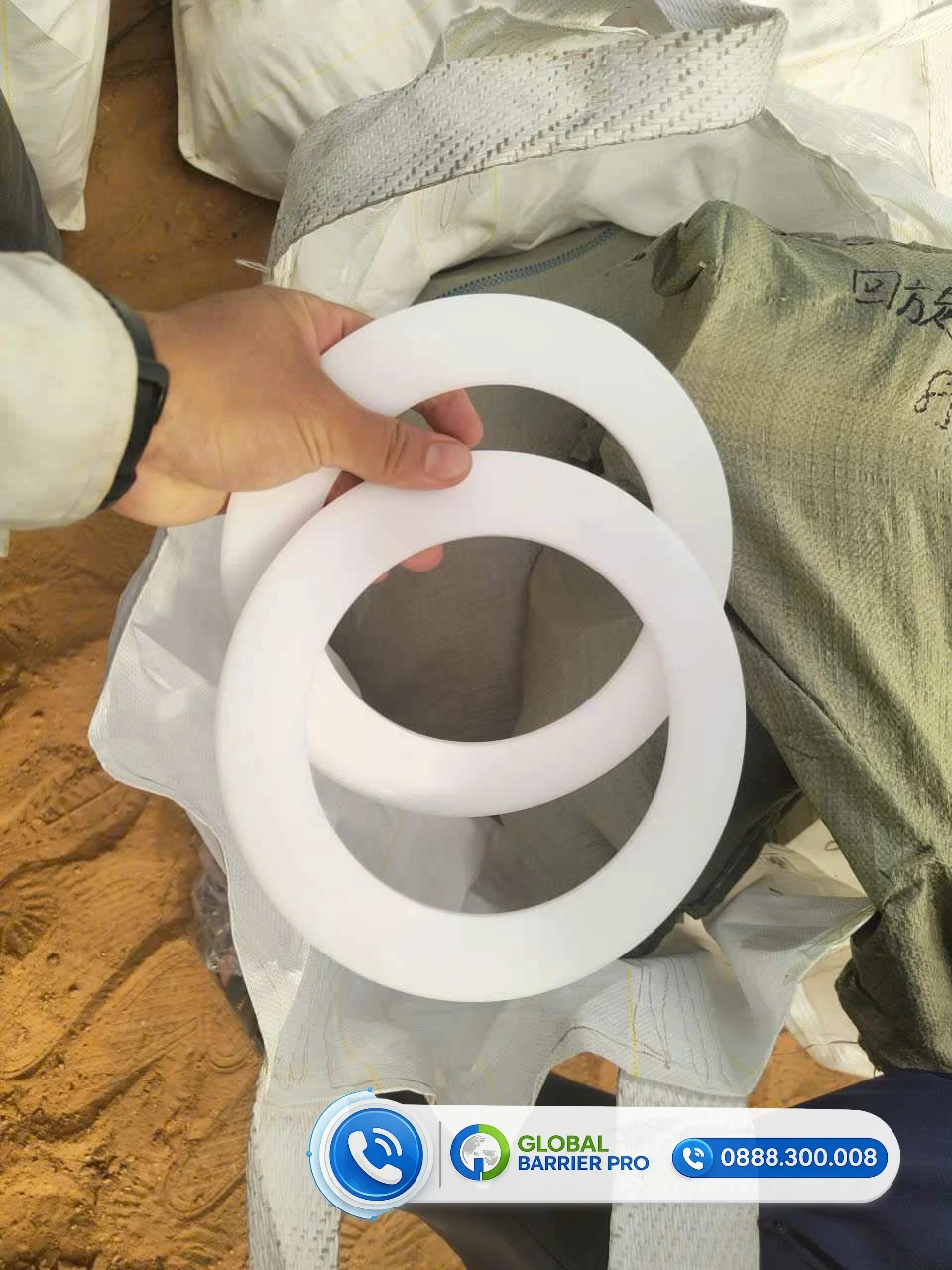 Dãy hộ lan bánh xoay chống lật xe đầu tiên ở Gia Lai - hình thực tế 9 Dãy hộ lan bánh xoay chống lật xe đầu tiên ở Gia Lai - vật tư ven biển phục vụ lắp đặt
