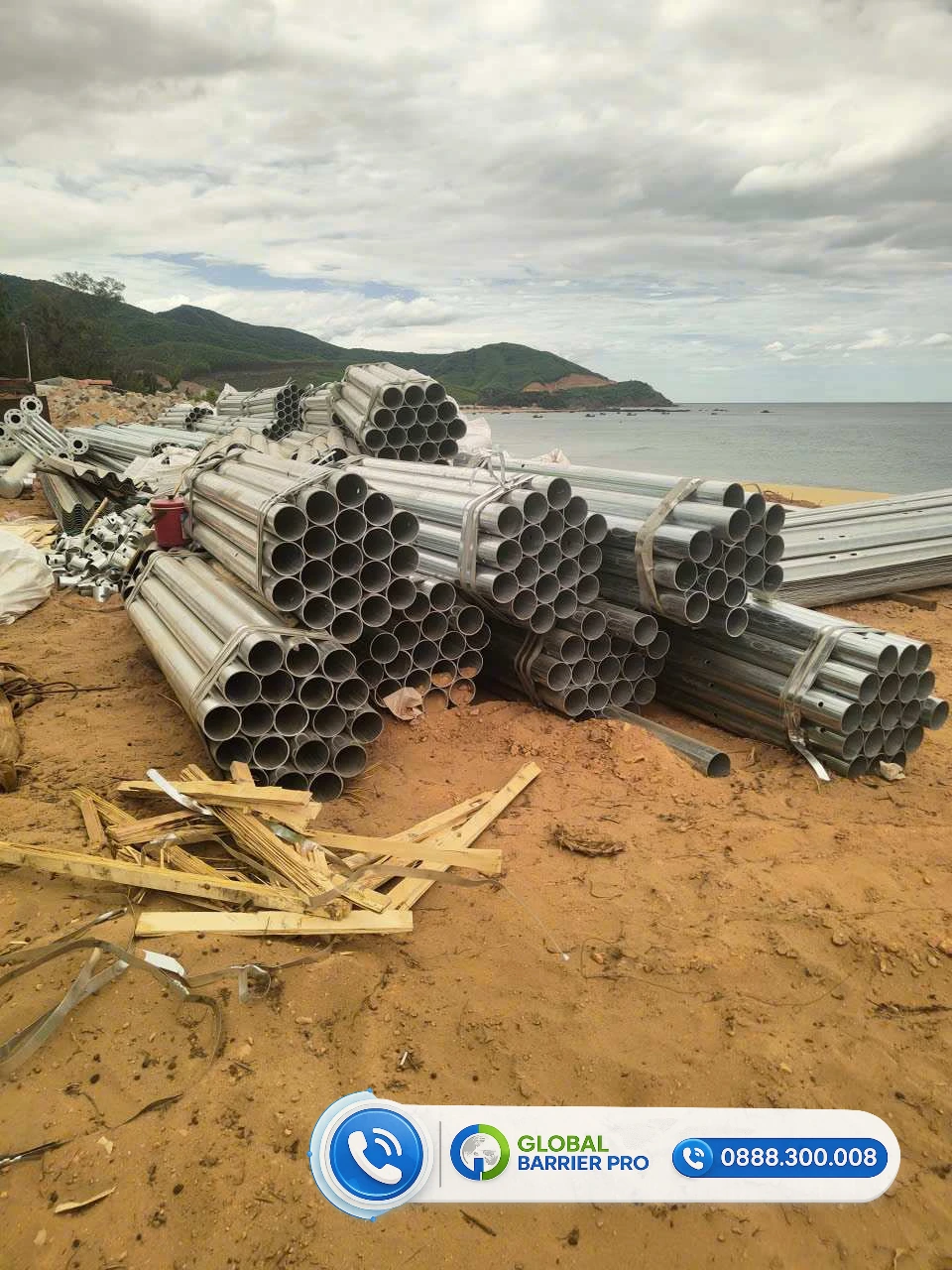 Hộ lan bánh xoay - hình thực tế 10 Hộ lan bánh xoay - bốc dỡ vật tư thực tế