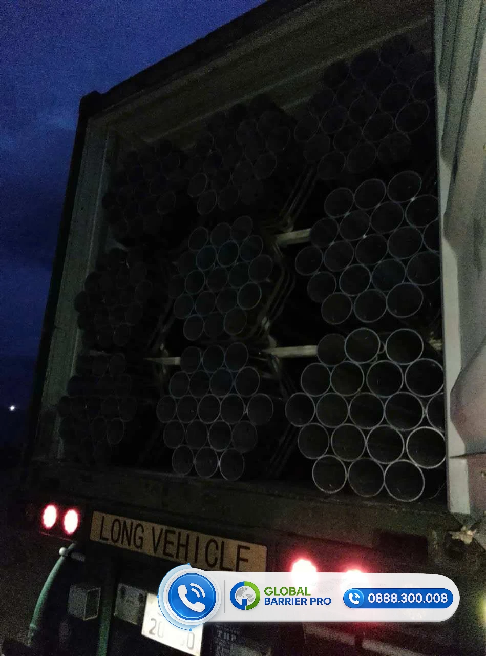 Hộ lan bánh xoay nhập khẩu - hình thực tế 3 Hộ lan bánh xoay nhập khẩu - container vật tư buổi tối