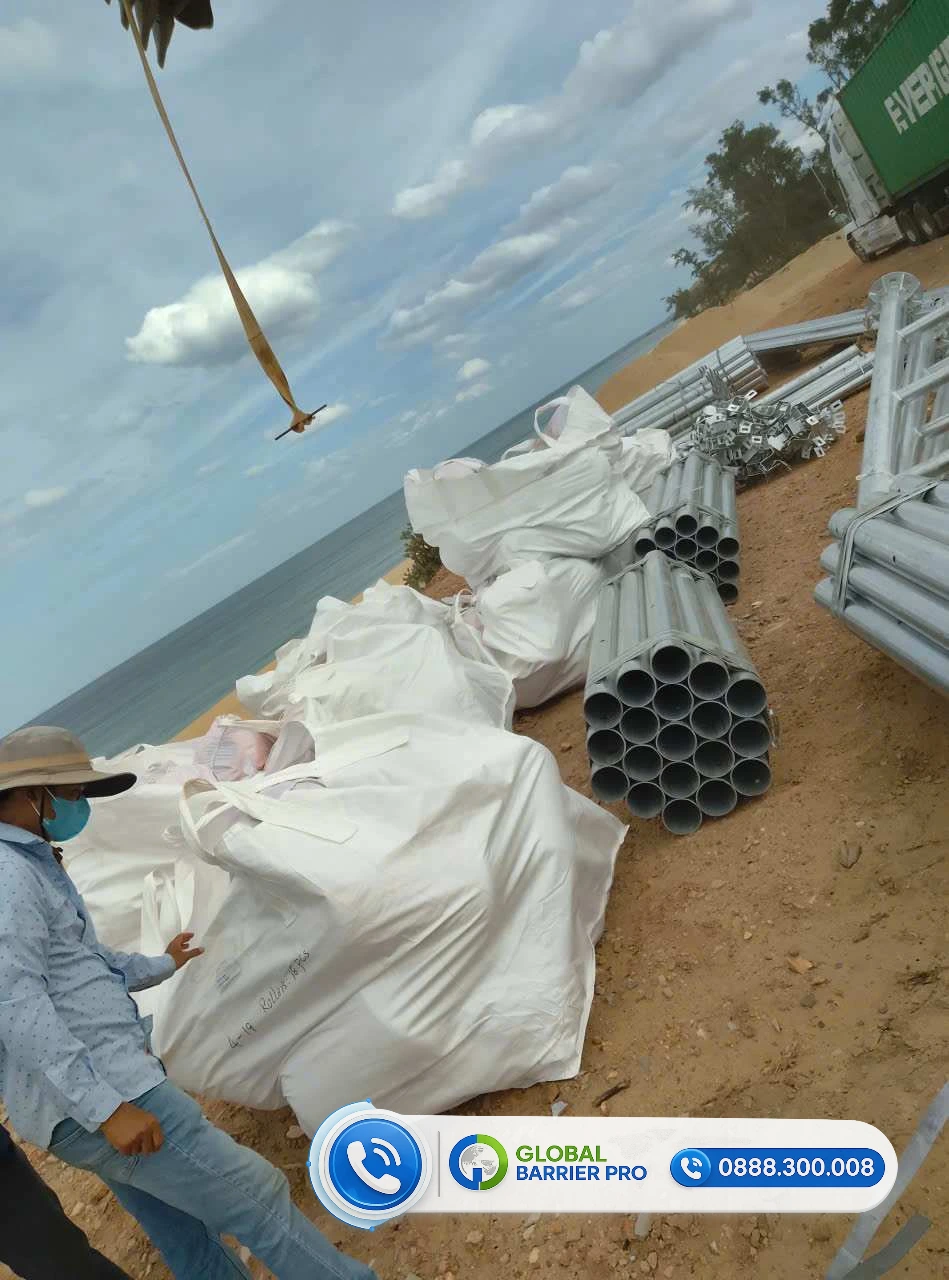 Hộ lan bánh xoay nhập khẩu - hình thực tế 5 Hộ lan bánh xoay nhập khẩu - kiện hàng ven biển sau vận chuyển